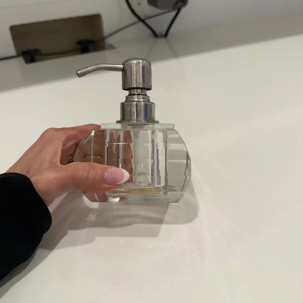 Crystal Soap Dispenser with Silver Pump. HEAVY CRYSTAL. Used one month - Picture 10 of 11